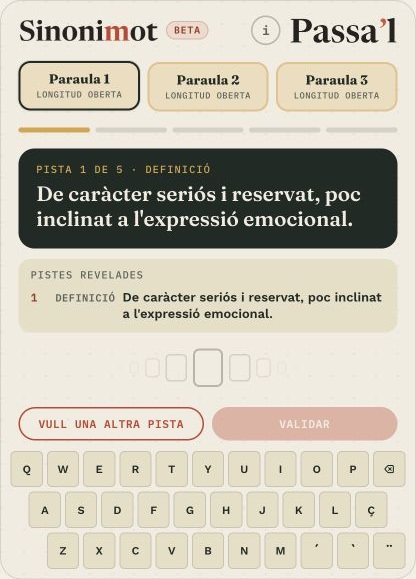 Tauler de Sinonimot amb tres paraules de longitud oberta, una definició i el teclat català
